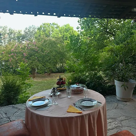 Niviano Castello 住宿加早餐酒店 Larzano