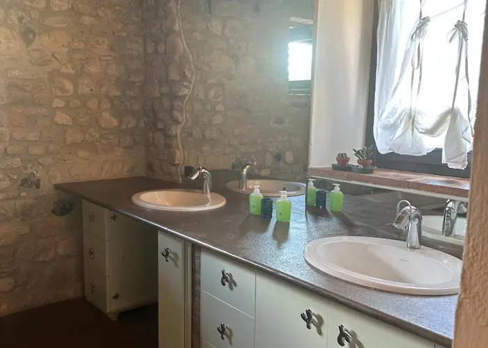 Niviano Castello לינה וארוחת בוקר 3*