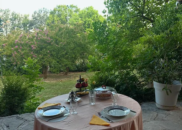 Niviano Castello 住宿加早餐酒店 Larzano